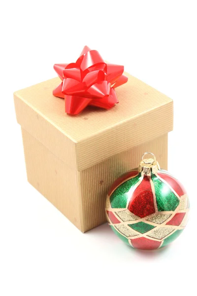 Weihnachtsgeschenk Mit Roter Schleife Nahaufnahmen Isoliert — Stockfoto