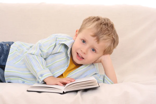 Junge und Buch — Stockfoto