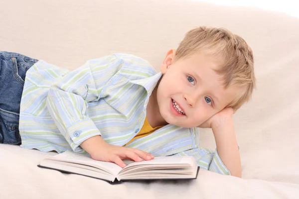 Chłopiec i książki — Zdjęcie stockowe