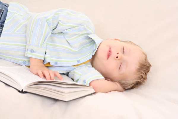 ソファの上の本を 歳の少年 — ストック写真