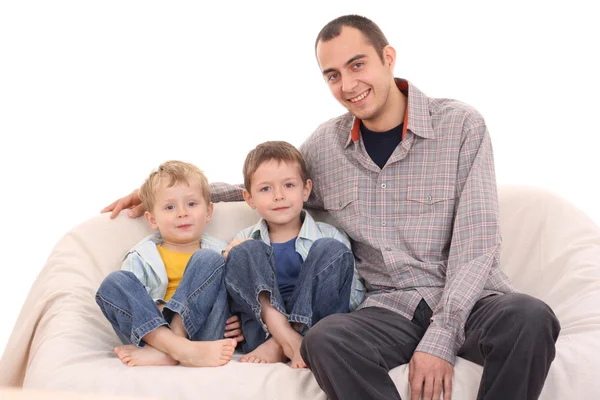 父亲和两个儿子在沙发上 — 图库照片
