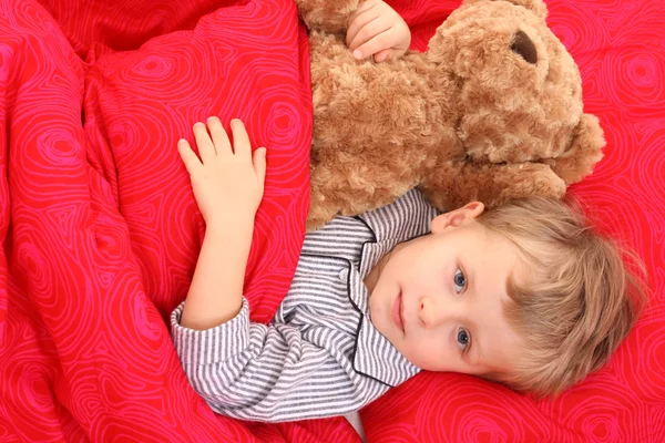 Маленький хлопчик в ліжку — стокове фото