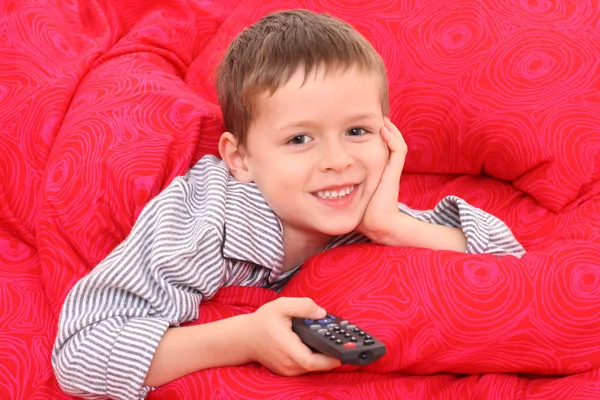 Χρόνια Αγόρι Βλέποντας Τηλεόραση Στο Κρεβάτι — Φωτογραφία Αρχείου