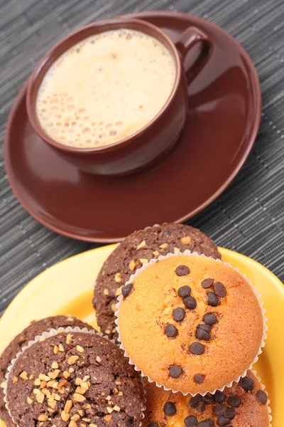 Plaat Van Chocolade Muffins Kopje Koffie Close Ups — Stockfoto