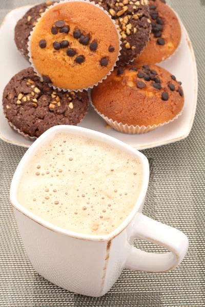 Πλάκα Muffins Σοκολάτας Και Φλιτζάνι Καφέ Κινηματογραφήσεις Πρώτο Πλάνο — Φωτογραφία Αρχείου