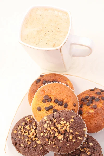 Teller Mit Schokoladenmuffins Und Tasse Kaffee Nahaufnahme — Stockfoto