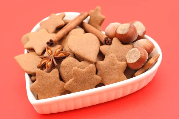 碟子的红色背景上美味 Gingerbreads — 图库照片