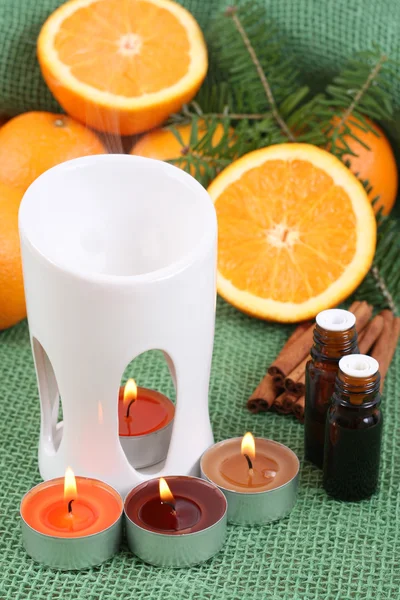 完美的冬季时间 香薰蜡烛和橘子 — 图库照片