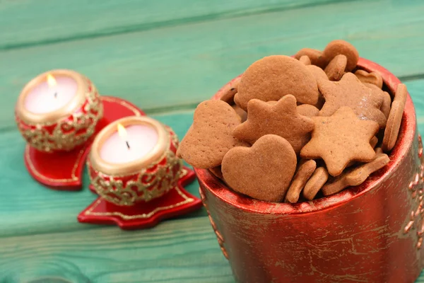 Μπολ Νόστιμα Gingerbreads Και Κεριά — Φωτογραφία Αρχείου
