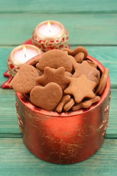 碗美味 Gingerbreads 和蜡烛 — 图库照片