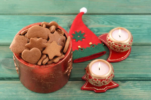 碗美味 Gingerbreads 和蜡烛 — 图库照片