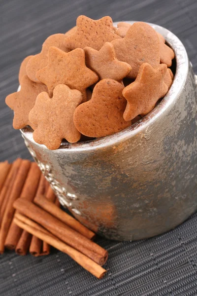 Tál Ízletes Cookie Néhány Candy Cukorkák — Stock Fotó
