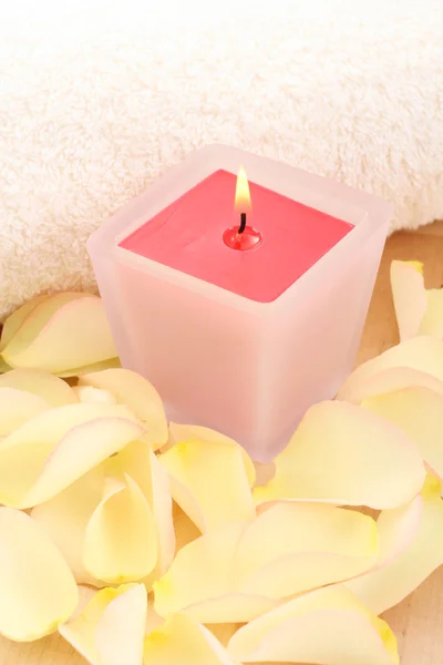 Θεραπεία Ομορφιάς Πετσέτα Κερί Και Τριαντάφυλλα Όλα Όσα Χρειάζεστε Για — Φωτογραφία Αρχείου