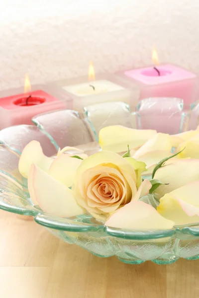 Zabiegi Kosmetyczne Ręcznik Świece Róż Wszystko Czego Potrzebujesz Się Zrelaksować — Zdjęcie stockowe