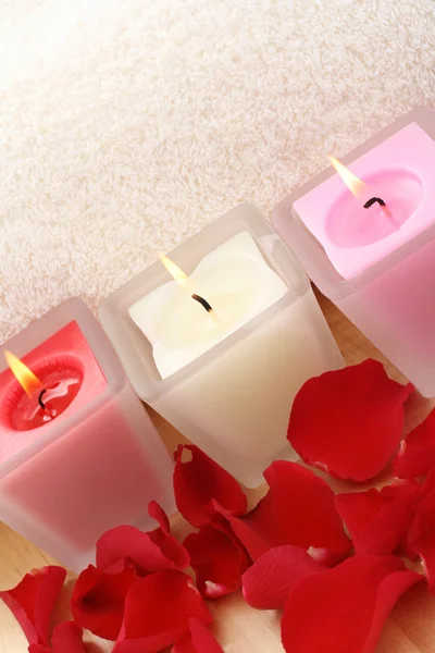 毛巾蜡烛和玫瑰 你需要有一些一切放松 — 图库照片
