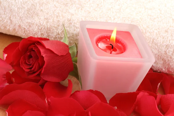Θεραπεία Ομορφιάς Πετσέτα Κερί Και Τριαντάφυλλα Όλα Όσα Χρειάζεστε Για — Φωτογραφία Αρχείου