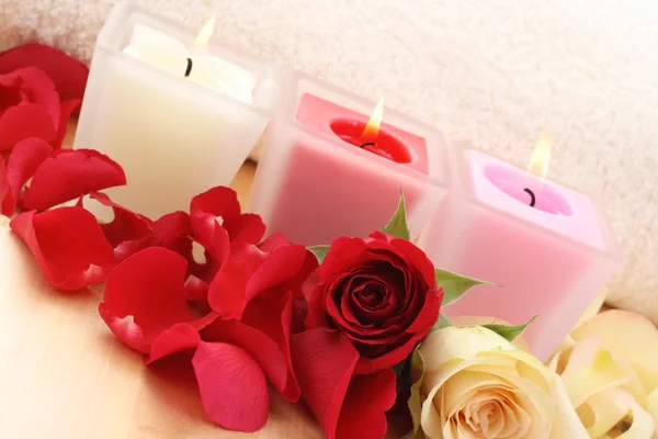 Zabiegi Kosmetyczne Ręcznik Świece Róże Wszystko Potrzebować Wobec Mieć Niektórzy — Zdjęcie stockowe