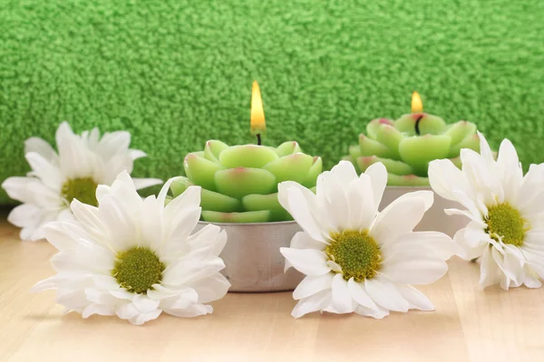 美容治疗 毛巾蜡烛和菊花 你需要有一些一切放松 — 图库照片