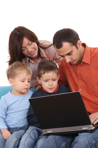 Família usando laptop — Fotografia de Stock