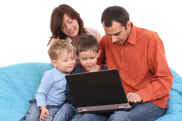 Familj som använder bärbar dator — Stockfoto