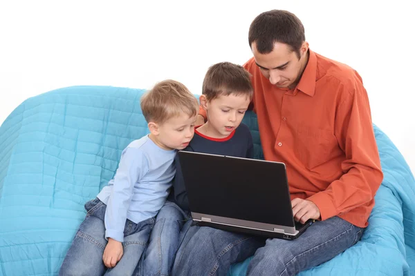 Famille utilisant un ordinateur portable — Photo