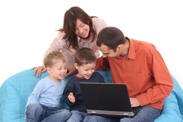 使用笔记本电脑的家庭 — 图库照片