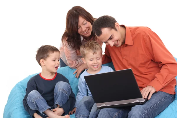 Сім'ї, використовуючи ноутбук — стокове фото