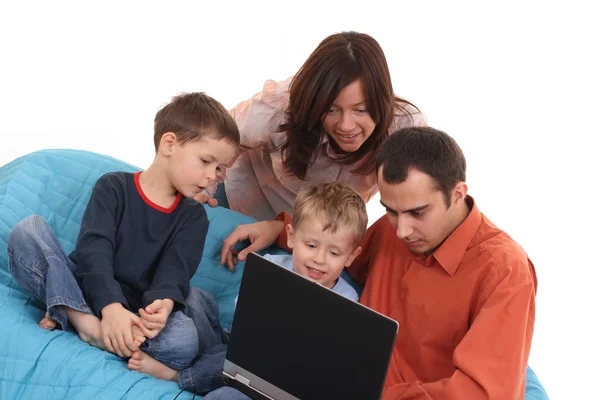 Anne Babalar Oğulları Kanepe Bilgisayar Oyunu Ile Eğleniyor — Stok fotoğraf