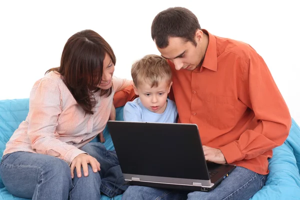 父母和儿子在沙发上玩电脑游戏 — 图库照片