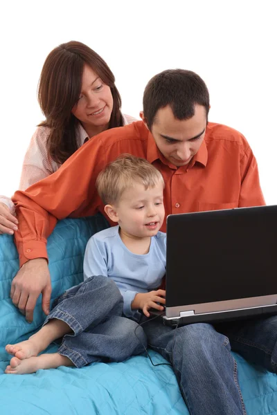 Familia usando laptop — Foto de Stock