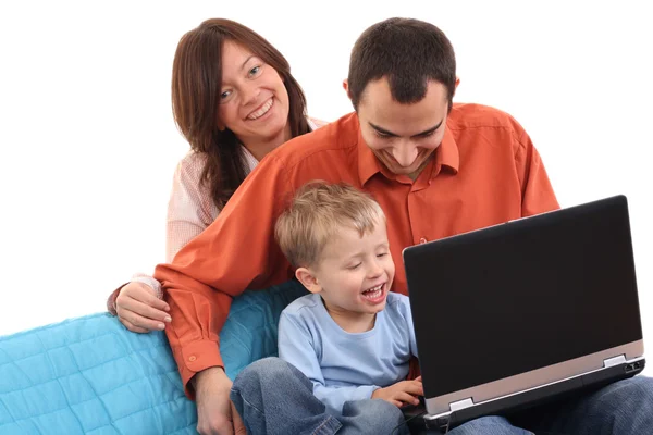 両親と息子はソファーにコンピュータ ゲームを楽しんで — ストック写真