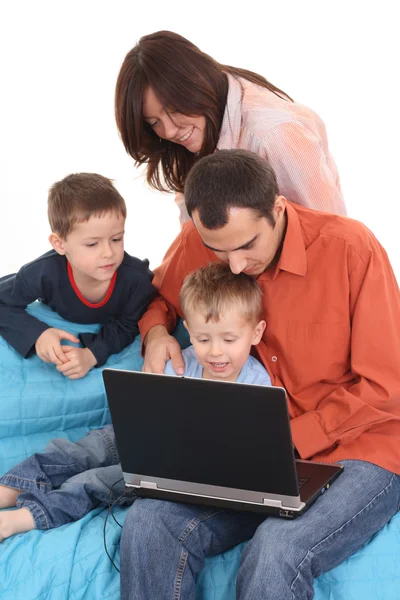 Família usando laptop — Fotografia de Stock