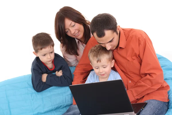 Eltern Und Sohn Amüsieren Sich Mit Computerspiel Auf Dem Sofa — Stockfoto