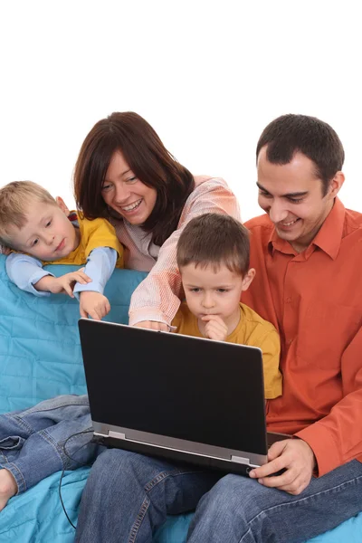 Famille utilisant un ordinateur portable — Photo