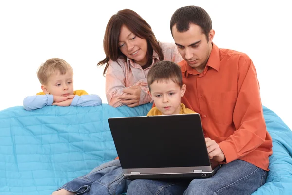 両親と息子たちはソファーにコンピュータ ゲームを楽しんで — ストック写真