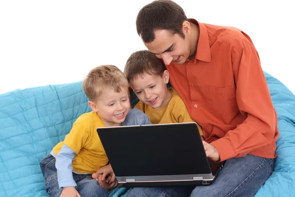Rodzina korzystająca z laptopa — Zdjęcie stockowe