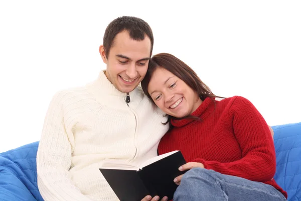 Paar liest Buch — Stockfoto
