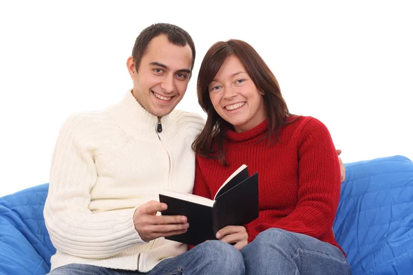Livro de leitura casal — Fotografia de Stock