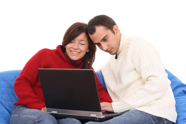 Ευτυχισμένο ζευγάρι με φορητό υπολογιστή — Φωτογραφία Αρχείου