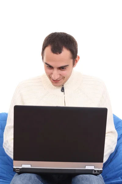 Молодий чоловік з ноутбуком — стокове фото