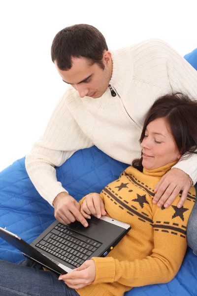 Mulher Homem Divertindo Com Laptop Isolado Branco — Fotografia de Stock