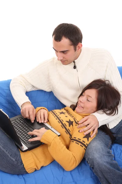 Casal feliz com laptop — Fotografia de Stock