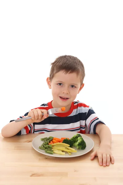 歳から 歳の男の子と白で隔離され 調理された野菜のプレート — ストック写真