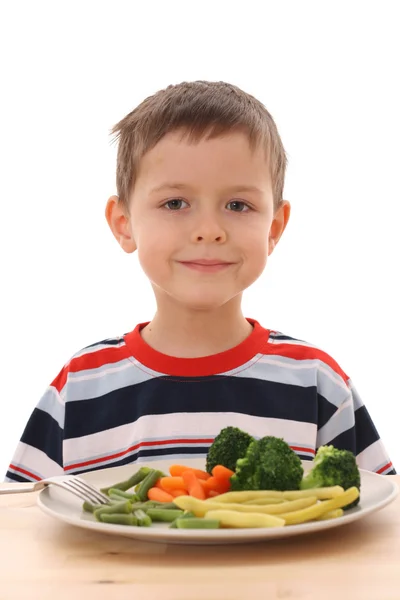 Chlapec a vařená zelenina — Stock fotografie