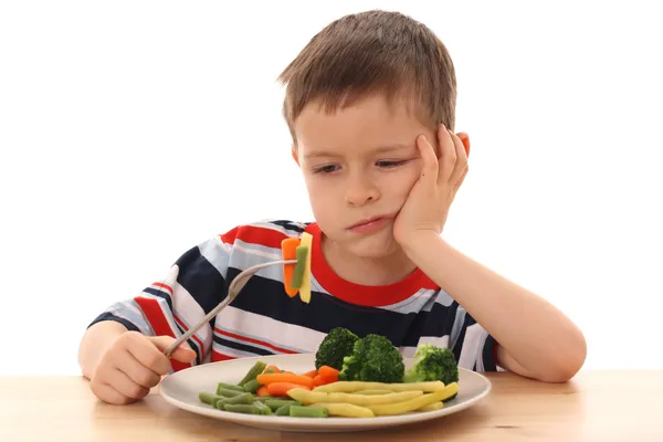 Chlapec a vařená zelenina — Stock fotografie
