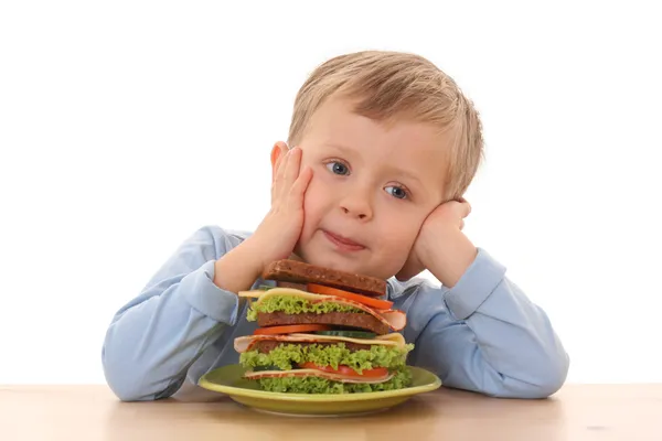 Chlapec a velký sendvič — Stock fotografie