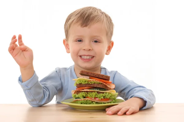 Menino e sanduíche grande — Fotografia de Stock