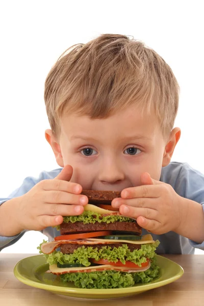 Çocuk ve büyük sandviç — Stok fotoğraf
