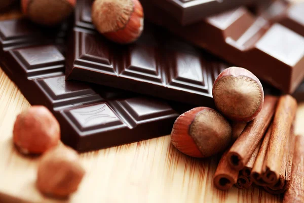 Chocolate con avellanas y canela —  Fotos de Stock