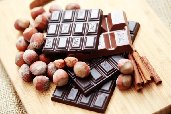 Close Cokelat Dengan Hazelnut Dan Kayu Manis Makanan Manis — Stok Foto